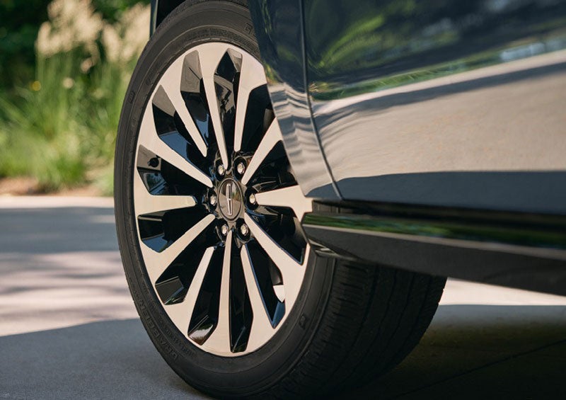 A detail shot of the Navigator® Reserve model with available 22-inch, 12-spoke brightmachined aluminum wheels. | Ted Russell Lincoln in Knoxville TN