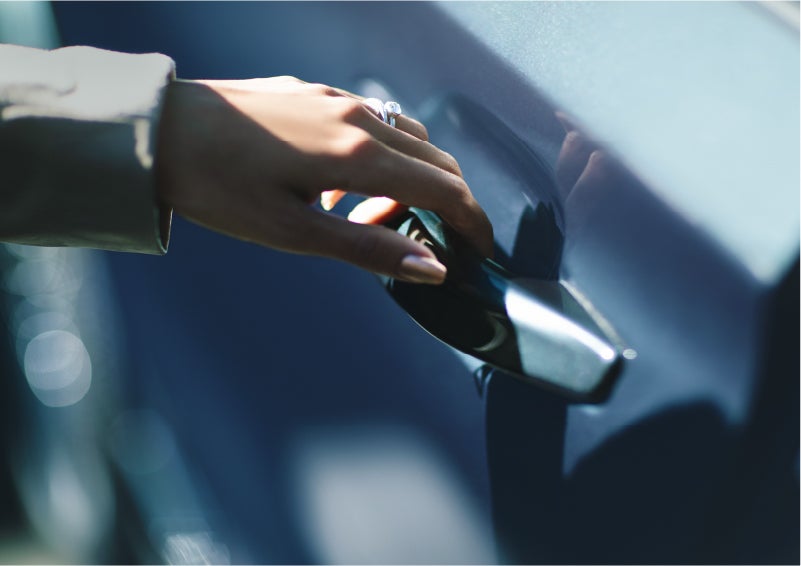 A hand gracefully grips the Light Touch Handle of a 2023 Lincoln Aviator® SUV to demonstrate its ease of use | Ted Russell Lincoln in Knoxville TN