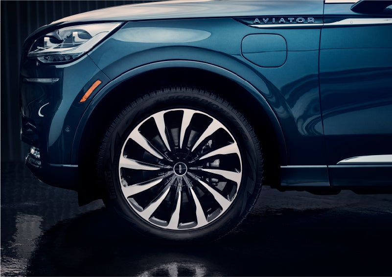 The 2023 Lincoln Aviator® Black Label Grand Touring model with unique 12-spoke wheel | Ted Russell Lincoln in Knoxville TN